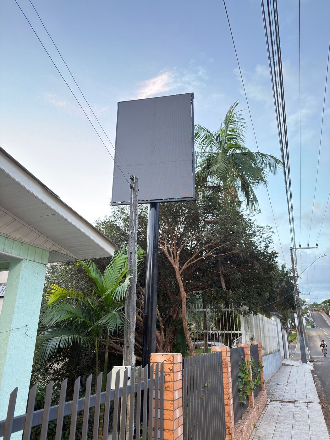 Vista aproximada do telão LED 3x2 da uni. em Nova Veneza
