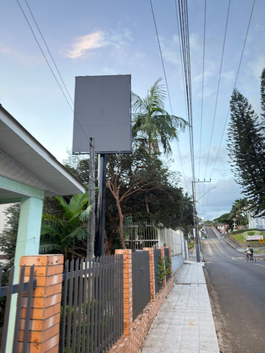Vista frontal do telão LED 3x2 da uni. em Nova Veneza