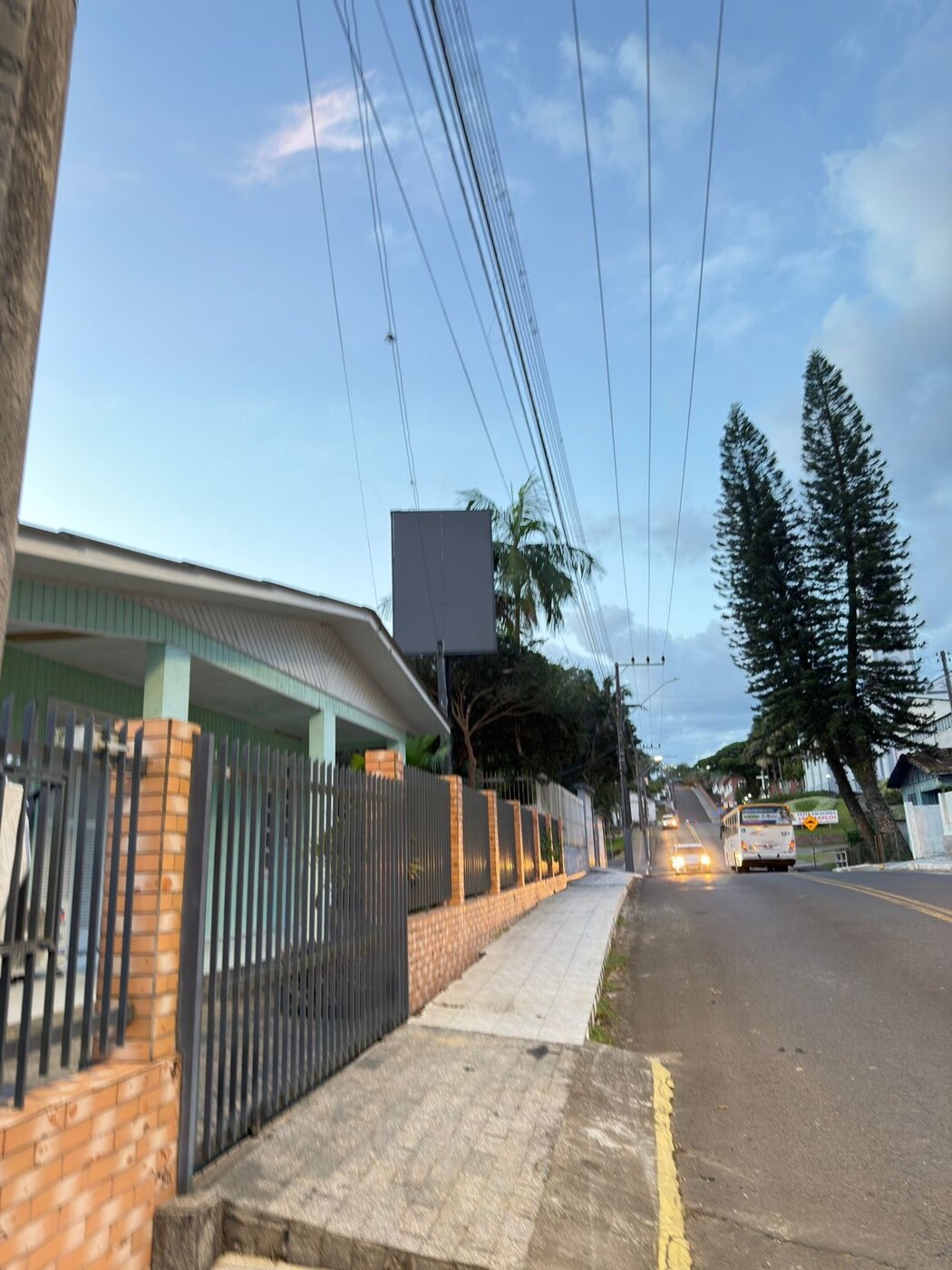 Vista do telão LED 3x2 da uni. em Nova Veneza ao longo da via