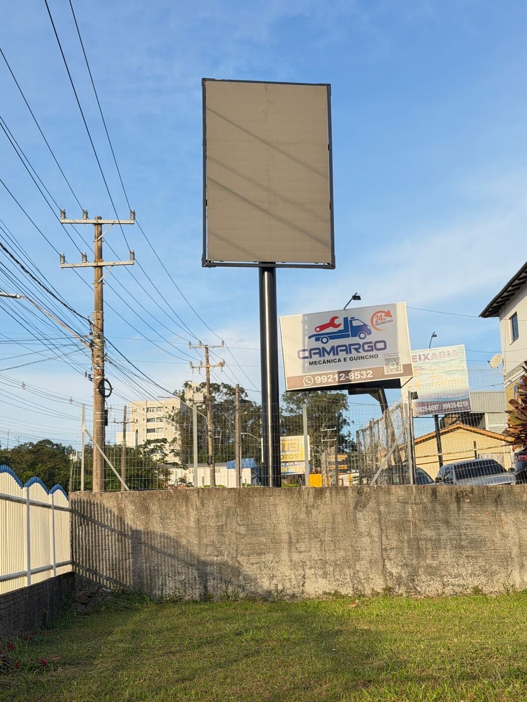 Vista frontal do telão LED da uni. em Rio Maina