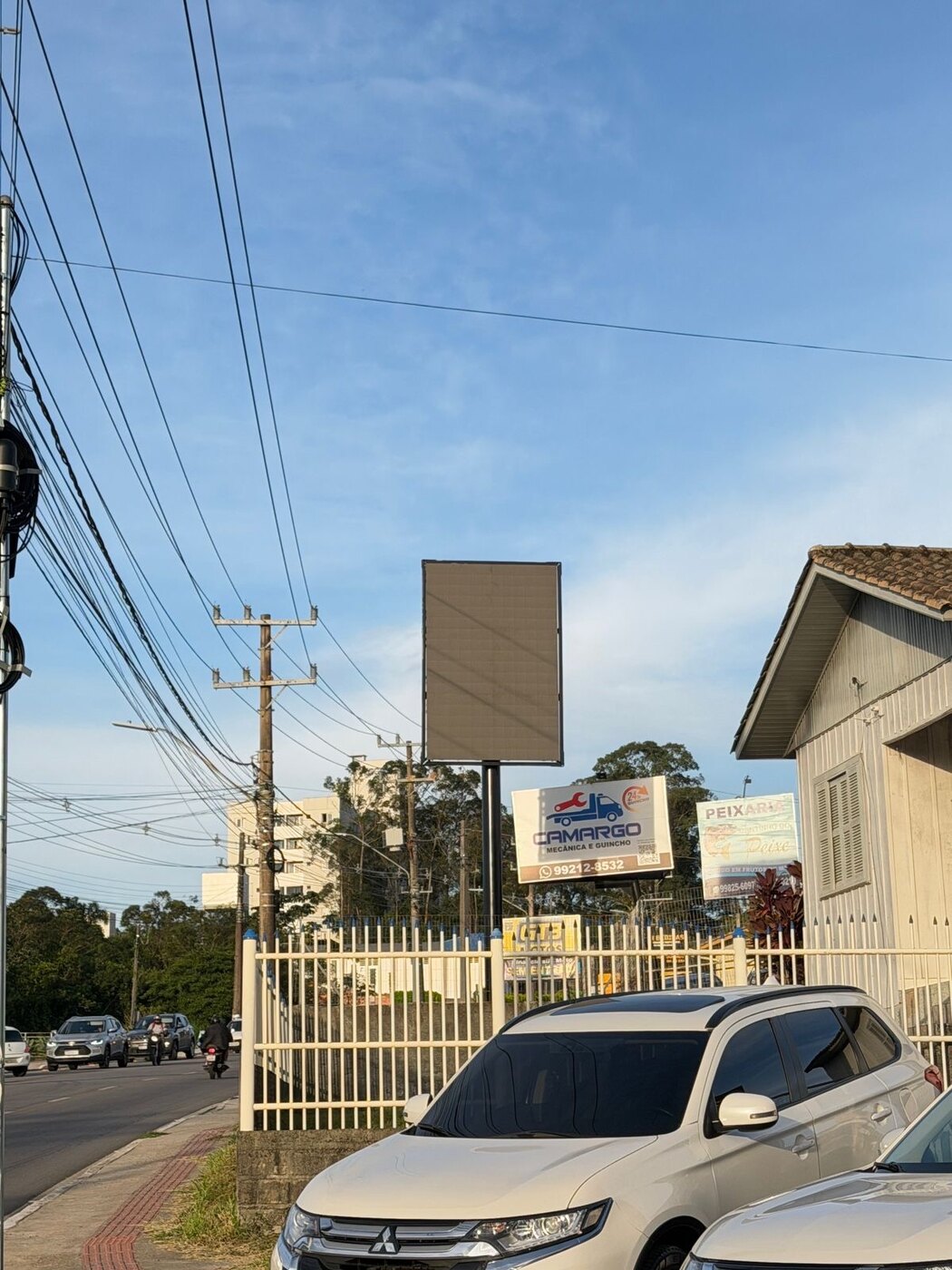 Vista lateral do telão LED da uni. em Rio Maina