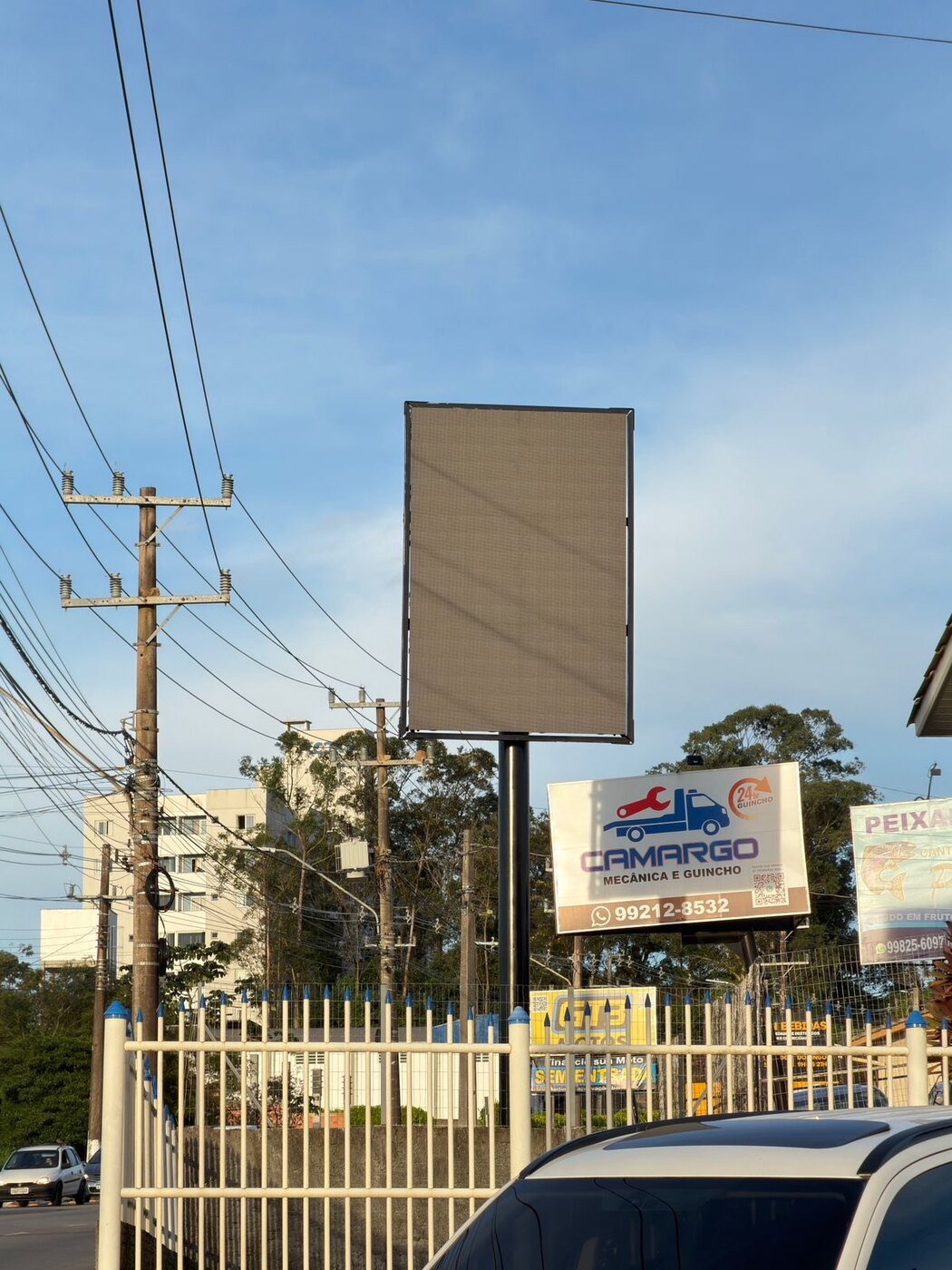 Vista aproximada do telão LED da uni. em Rio Maina