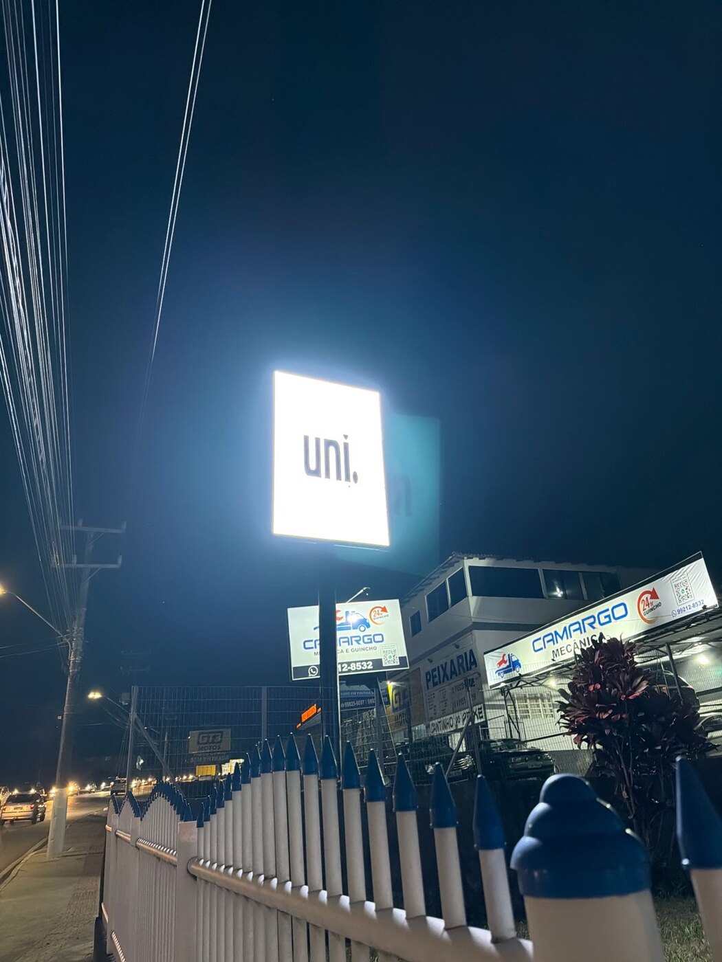 Vista noturna do telão LED da uni. em Rio Maina