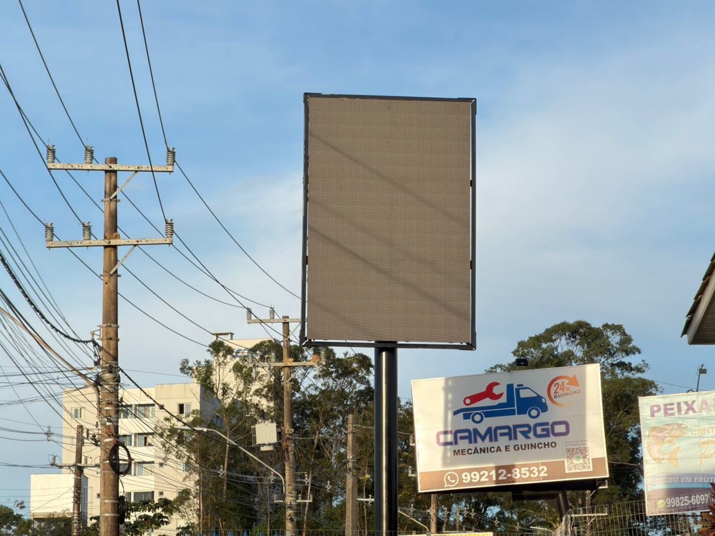 Registro real do telão LED da uni. em Rio Maina