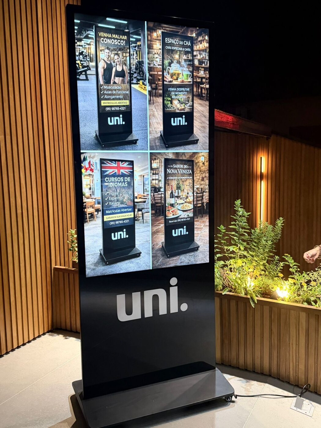 Totem touch da uni. exibindo composição comercial