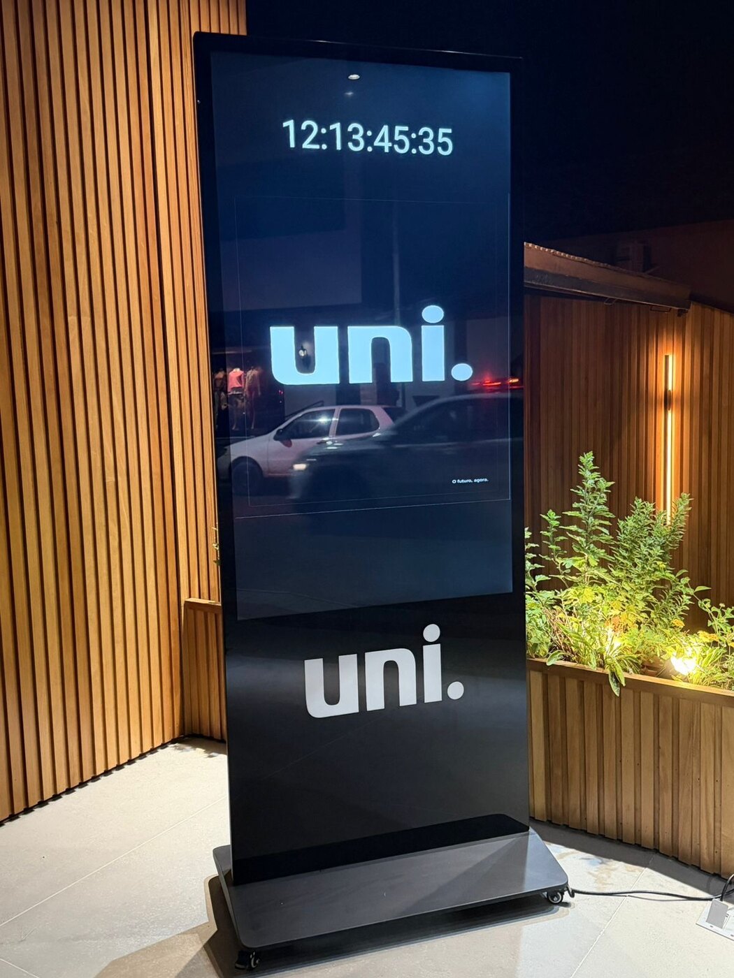 Totem touch da uni. em operação noturna